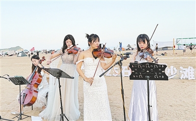 山海之间奏响动人秋日旋律 “新潮音 Yue崂山”2025石老人沙滩音乐季浪漫共鸣