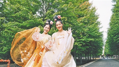 青岛西海岸新区第三届红枫文化节启幕 持续20多天推出多元玩法