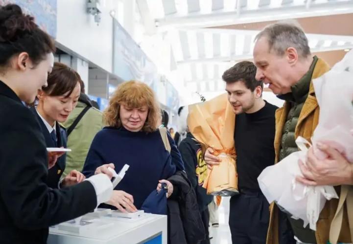 外国游客畅游畅购在青岛