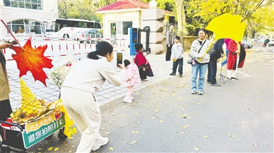 青岛八大关落叶季飘起“创意温情”