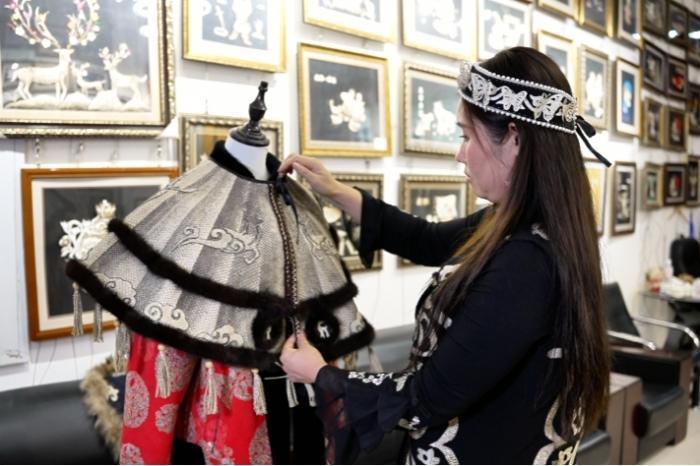 赫哲族鱼皮制品“游”向海外 创新工艺推动民族文化走向世界