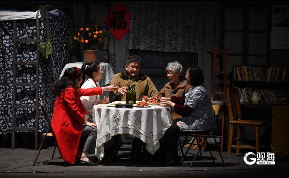 话剧《烟火人间》汇报演出在青岛大剧院举行