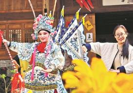 年轻人当上“文化特派员”:既当“搭桥人”链接资源 又做“播