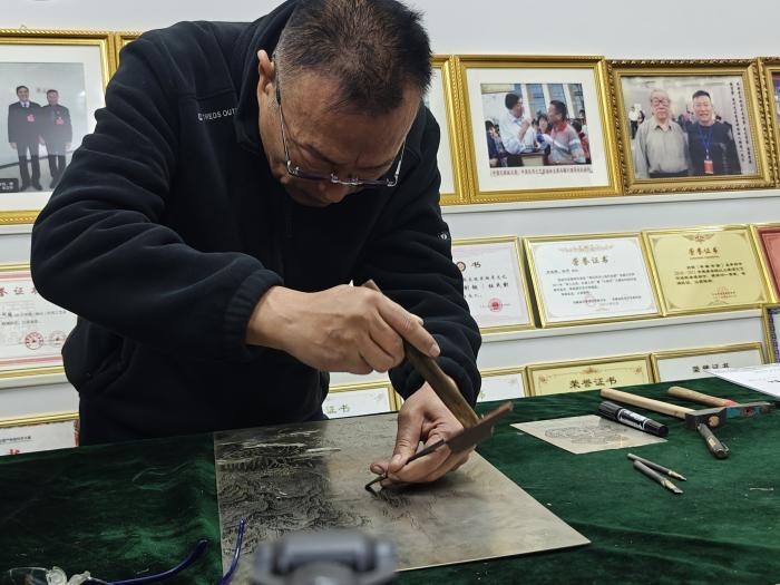 探访国家级非遗杜氏刻铜：以刀为笔 錾刻光阴