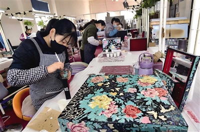 青岛非遗产业化：指尖老手艺焕发国潮新活力