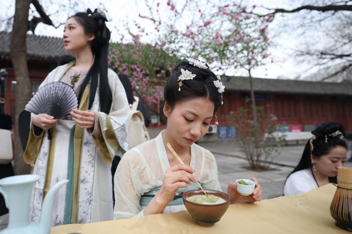 2026“百年丁香诗会”启幕 全国多地设立丁香写诗屋