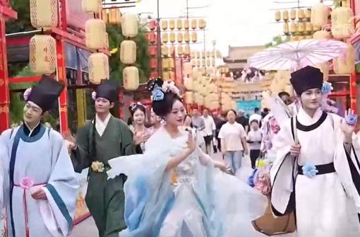 看非遗、玩非遗 传统文化吸睛“出圈” “国潮热”为假日经济添活力