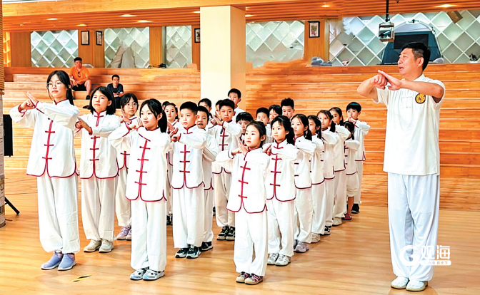 剪纸、面塑、贝雕、活字印刷……这个夏天，青岛非遗迎来“小小传承人”