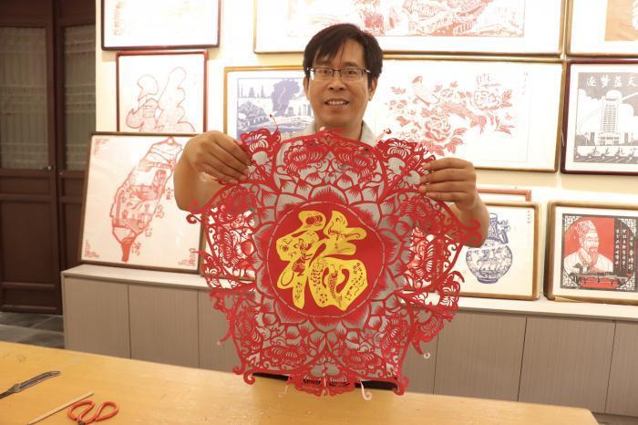 江西非遗新干剪纸：一把剪刀守匠心 方寸红纸传文脉