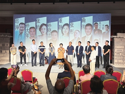 青岛市美术馆“海滨回响”首秀致敬老舍 老城文旅打卡空间同步