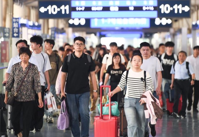全力保障中秋国庆假期旅客出行