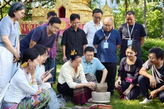 守千年技艺 绘傣陶新章：一位西双版纳女陶艺师的“新纹样”